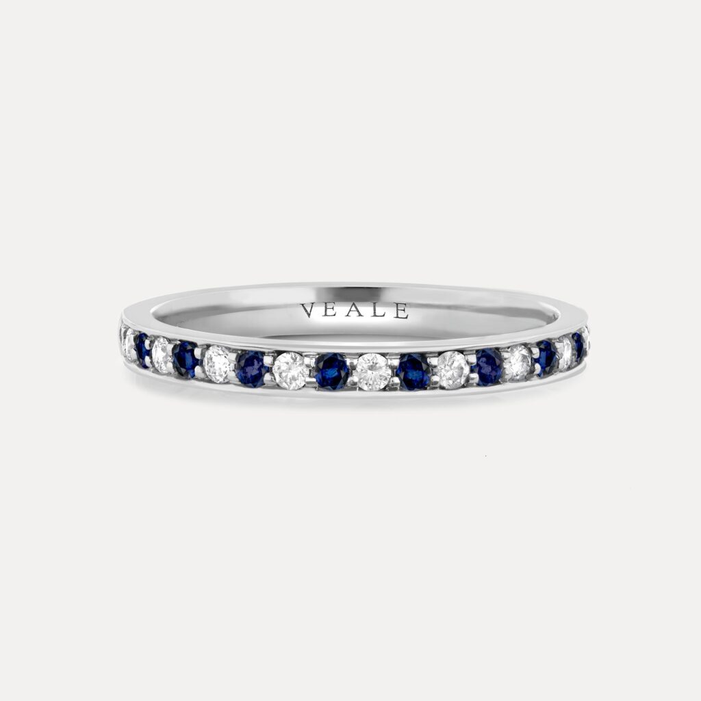 Half eternity ring with diamonds and blue sapphires